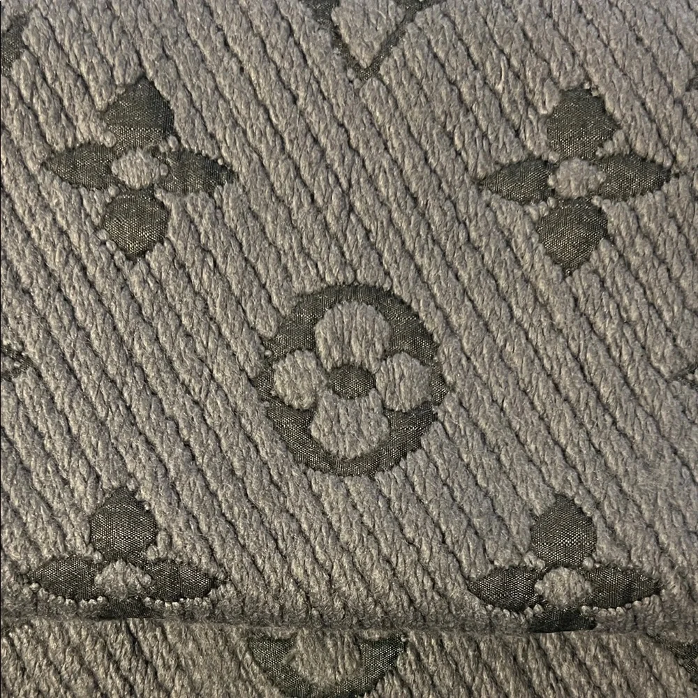 Louis Vuitton Textured Gray Scarf - Picture 2 of 2